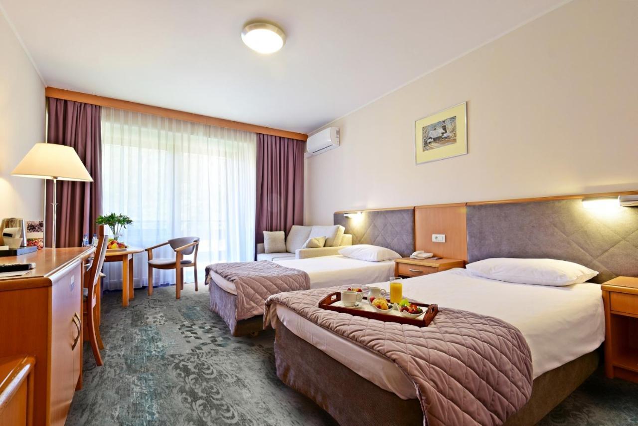 Standard Zimmer mit 2 Einzelbetten und Sofa